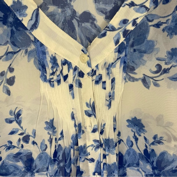 ⭐️Lauren Conrad blue floral blouse - Picture 4 of 4